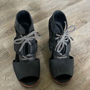 Black sorel wedge sandals. 🖤
